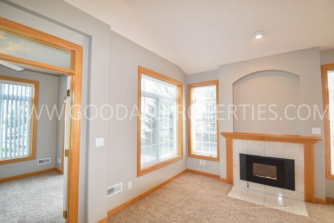 Building Photo - 2 Bedroom 2 bath Town Home in West Des Moines