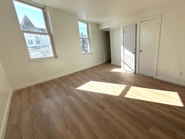 Building Photo - 681 Rhinelander Ave