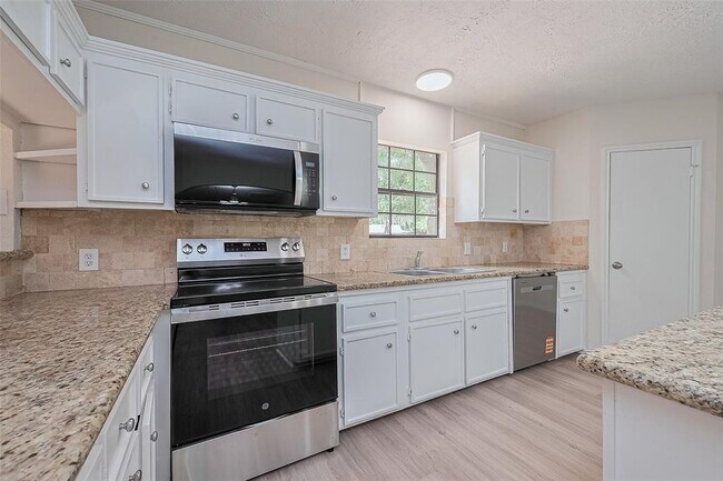 Building Photo - 5323 Forest Dr