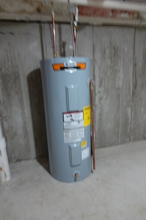 Building Photo - 6 Pondover Rd