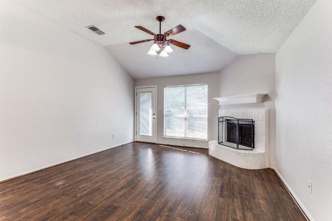 Building Photo - Adorable 3-Bed with Open Floor Plan & Dream Backyard