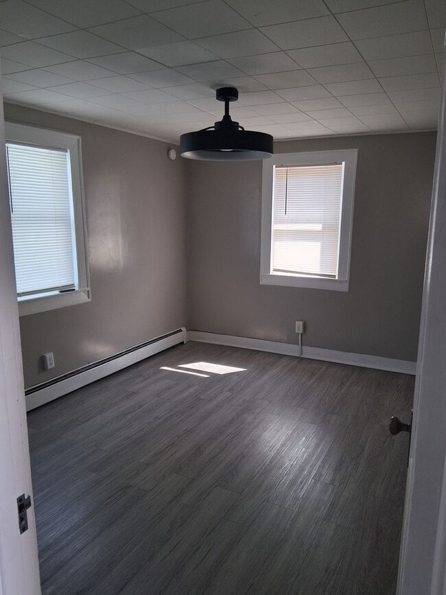 Building Photo - 1BR//1 B  Single Family Home  Mapleside Ne...