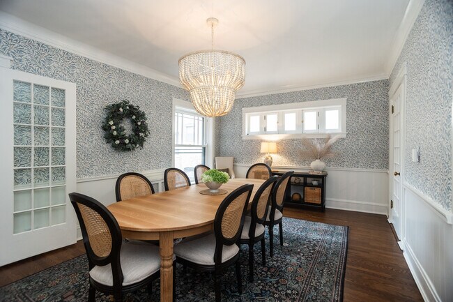 Building Photo - 901 W Ainslie St