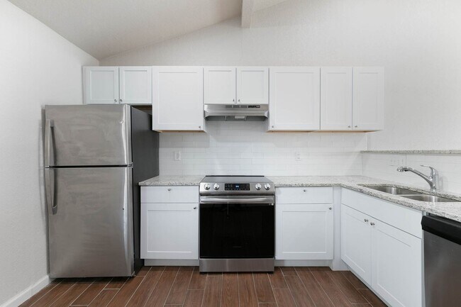 Building Photo - Renovated 2 Bedroom 1 Bath Near UTSA, Medi...