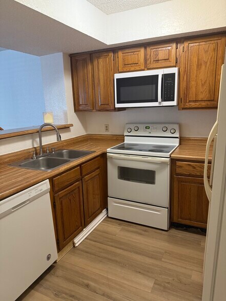Building Photo - 2310 Bamboo Dr