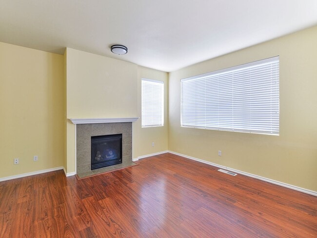 Building Photo - Charming 3-Bedroom Home with Spacious Back...