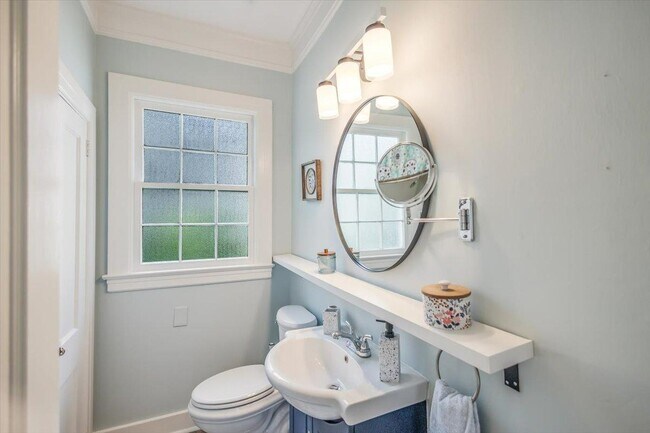 Building Photo - 4041 Pine Hill Dr