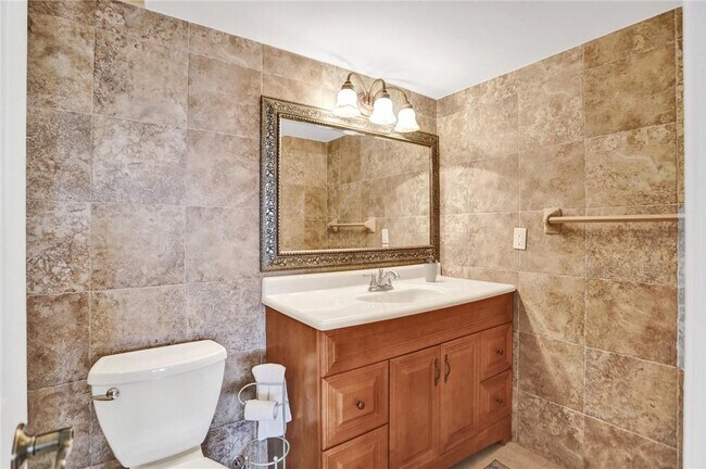 Building Photo - 1160 Hillsboro Mile