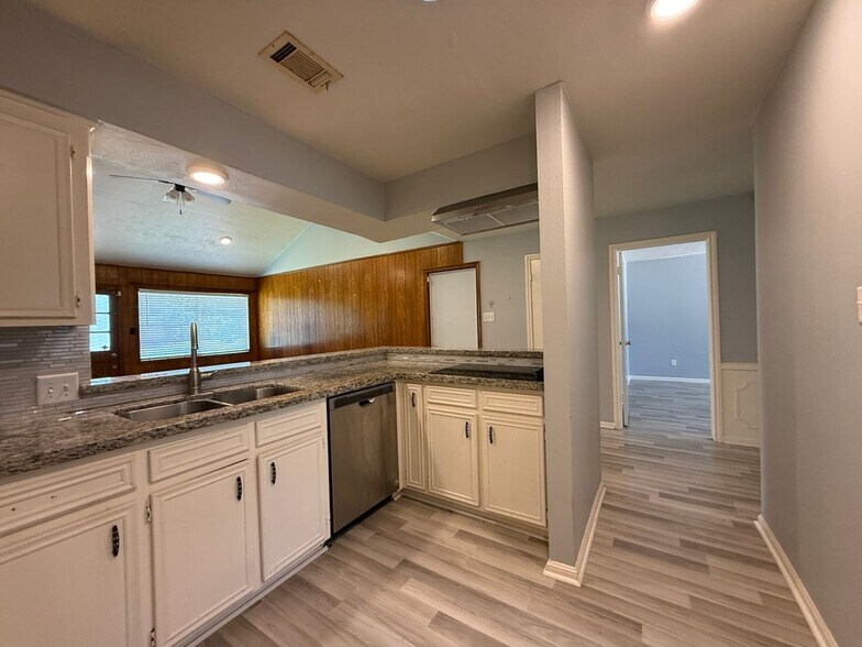 Building Photo - 422 Gamewood Dr