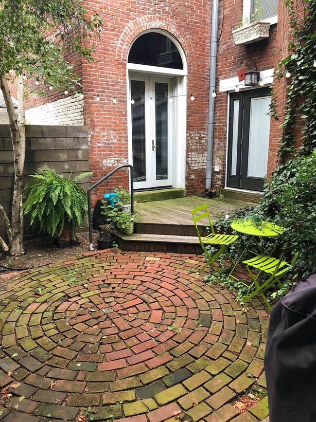 Building Photo - 1819 Sarah St