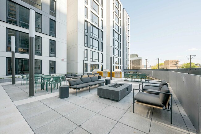 Building Photo - 853 W Blackhawk St