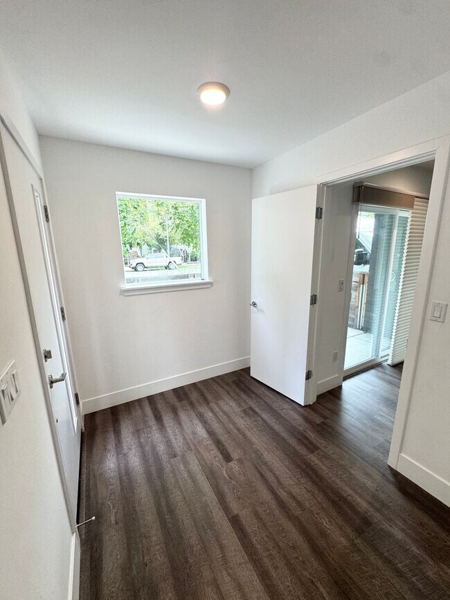 Building Photo - Luxury 3 Bed / 3 Bath Modern Home in Downtown Sacramento – Mansion Flats