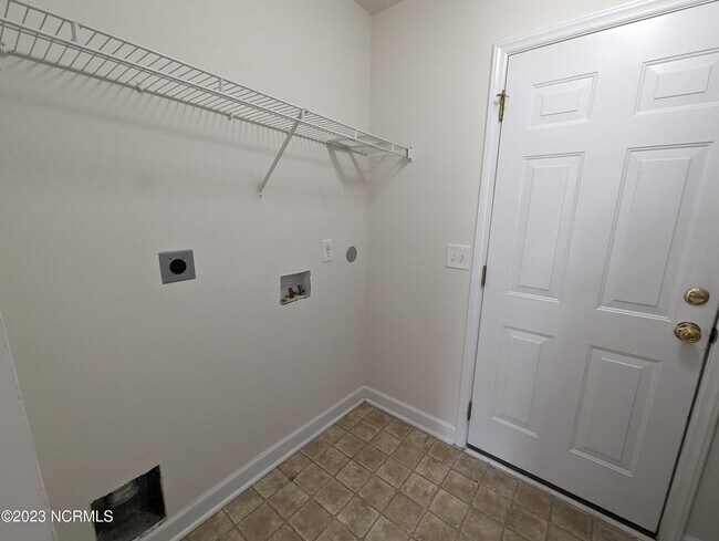 Building Photo - 6010 Larson Pl