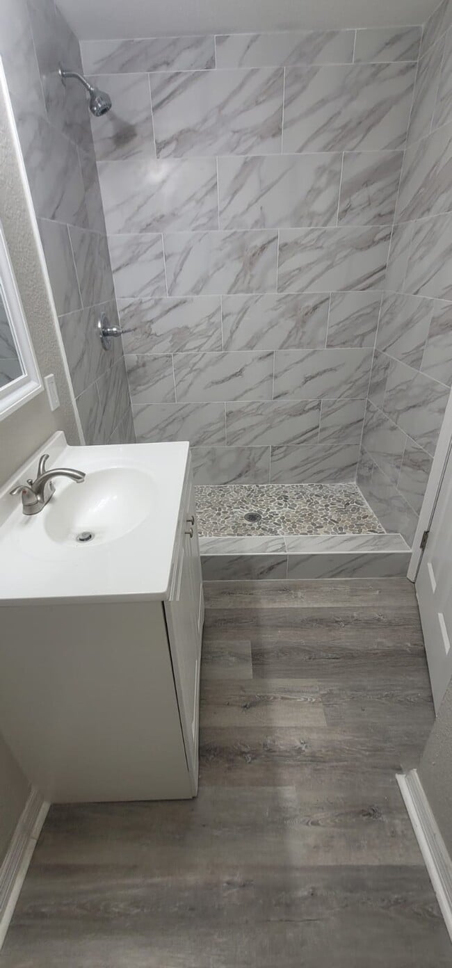 Building Photo - 1550 W 32nd St