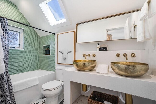 Building Photo - 724 Charles Allen Dr NE