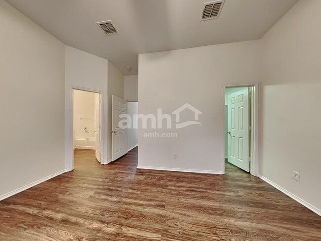 Building Photo - 1305 Hennessey Ct