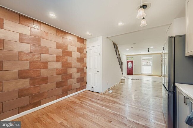 Building Photo - 511 S Ellwood Ave