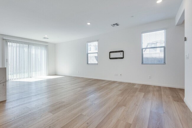 Building Photo - Highly upgraded, spacious, 4 bedroom home ...