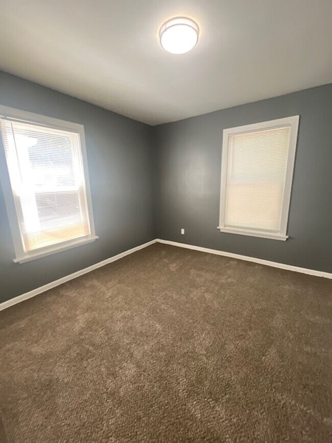 Building Photo - Large 5BR/2Ba House- Close to U of L Leasing Special- sign lease by 6/15/2026 and second month is...