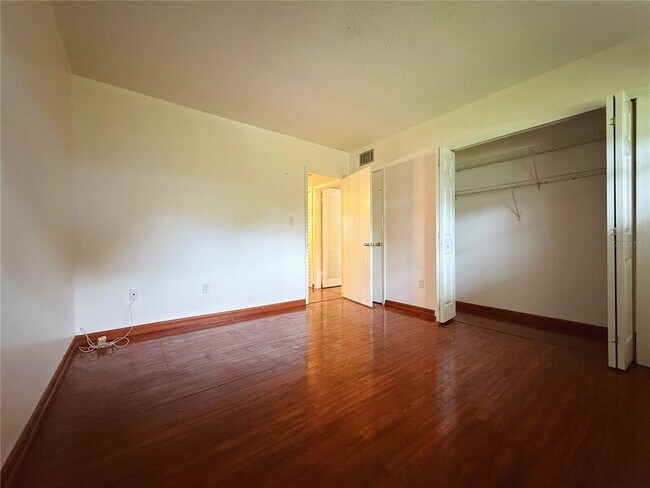 Building Photo - 825 N Primrose Dr