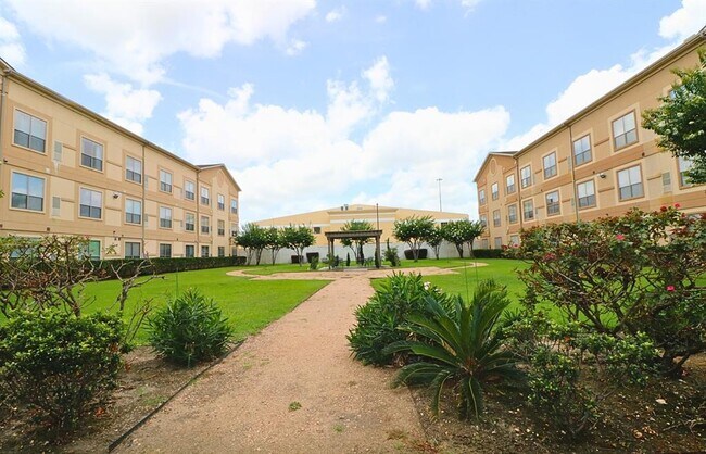Building Photo - 6611 W Sam Houston Pkwy S