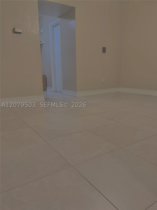 Building Photo - 10901 N Kendall Dr