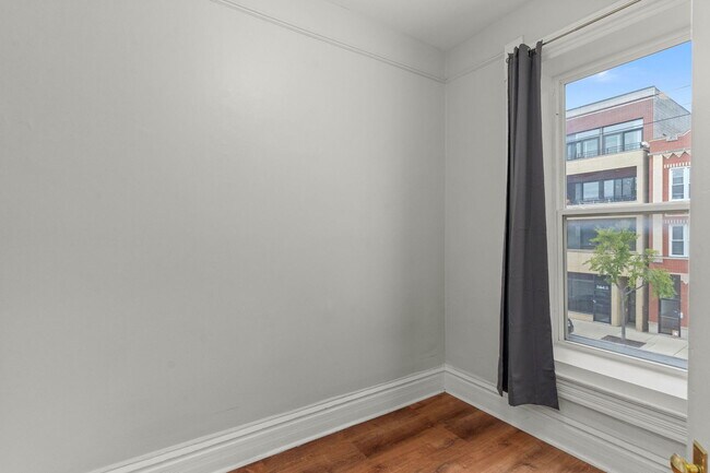 Building Photo - 2139 W Chicago Ave