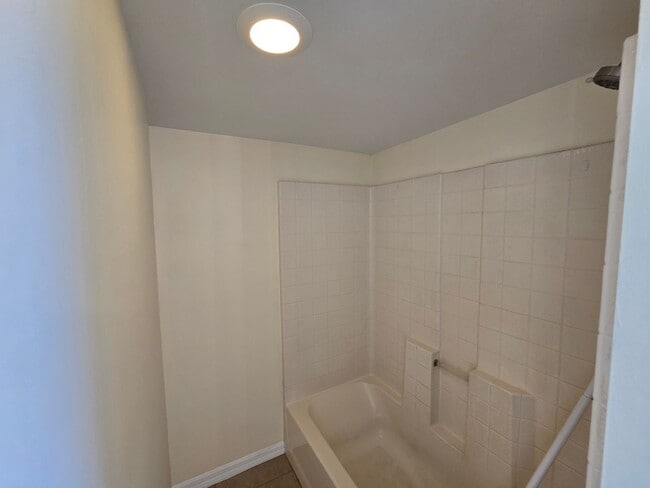 Building Photo - 1 Bedroom 1 Bath duplex