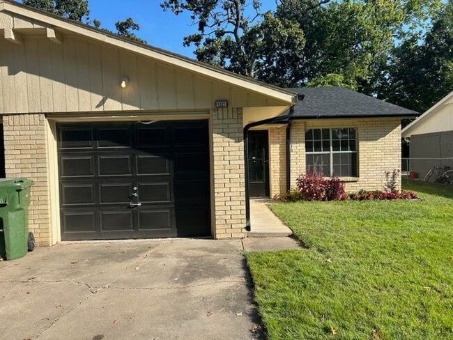 Primary Photo - Charming 2 Bedroom Duplex with Garage & Fe...
