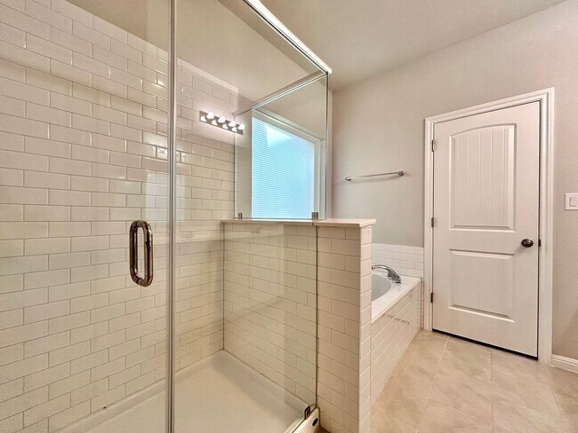 Building Photo - Stunning 4-Bed + Office Home in Lagos Community!