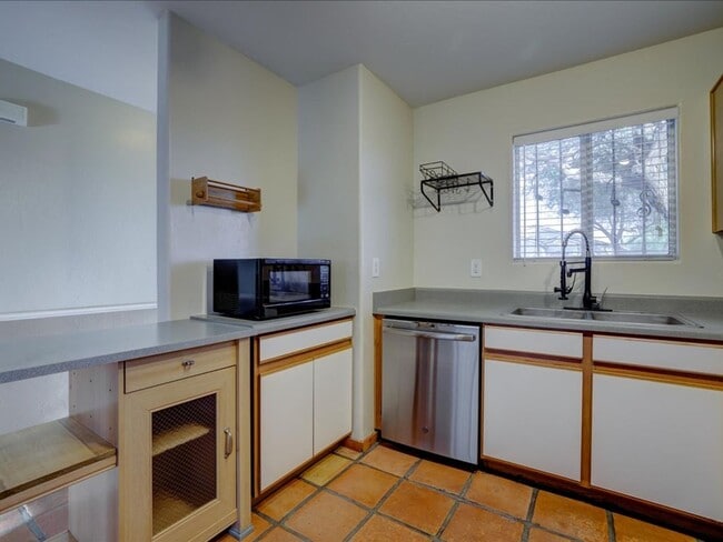 Building Photo - 2 Bedroom, 2 Bathroom and a large Backyard Retreat!