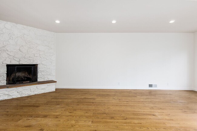 Building Photo - Spacious 2BR on Millionaire's Row!