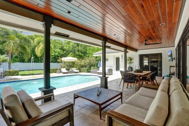 Building Photo - Boca Raton Beautifully Updated 4 Bedroom Pool Home