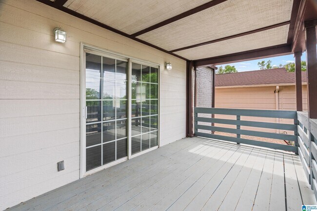 Building Photo - 528 10th Ct W