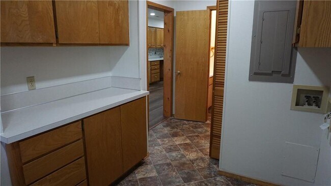 Building Photo - 107 N Elm Springs Rd