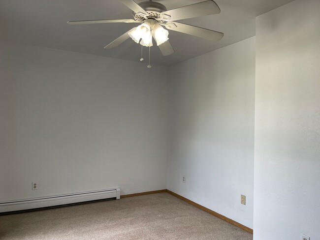 Building Photo - 2 bedroom condo w/washer & dryer