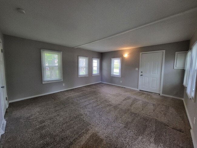 Building Photo - 1 Bedroom home with garage!