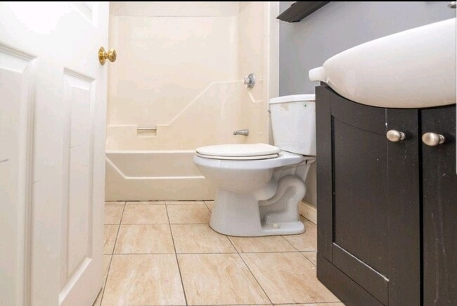 Building Photo - Life is better by the beach! Beach side townhouse 3bed 2.5 bath 1 garage,  master suite with priv...