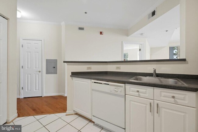 Building Photo - 1625 International Dr