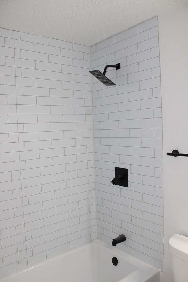 Building Photo - Spacious and inviting 5-bedroom, 2.5-bath home located in Kansas City, MO