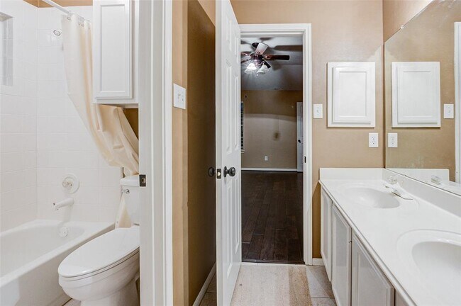 Building Photo - 815 Pointe Loma Dr