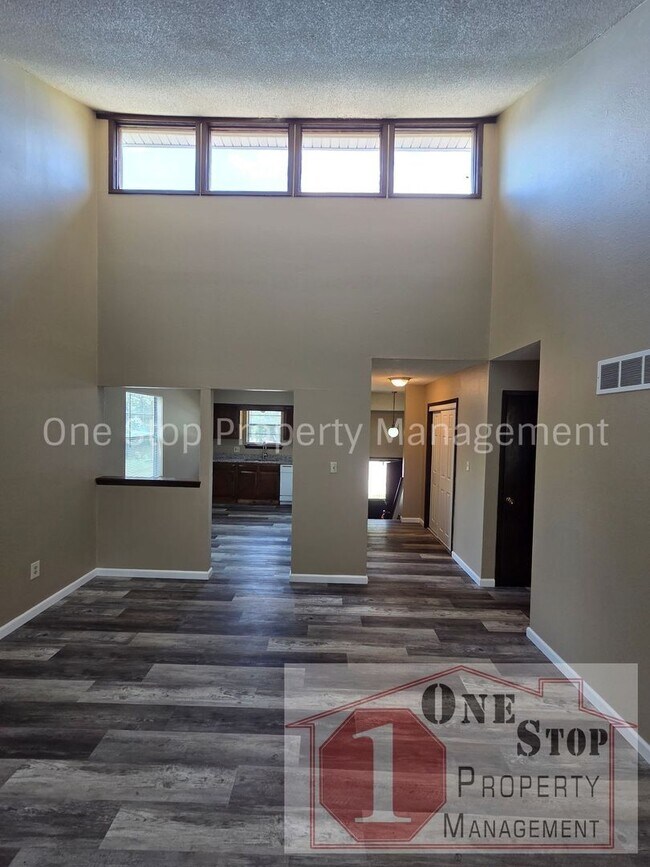 Building Photo - Gorgeous 2 Bedroom, 1.5 Bath in Independence!