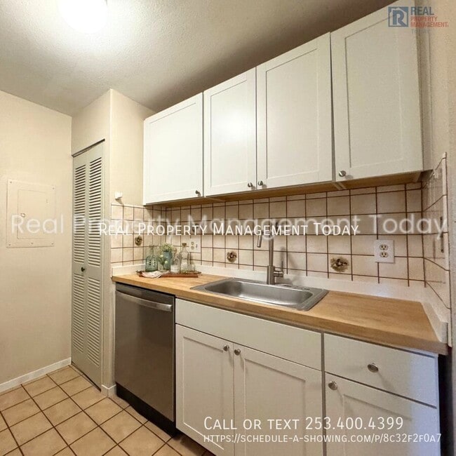 Building Photo - 1605 N Visscher St