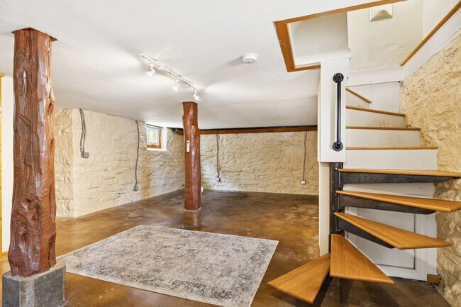 Building Photo - 1604 17th Ave S