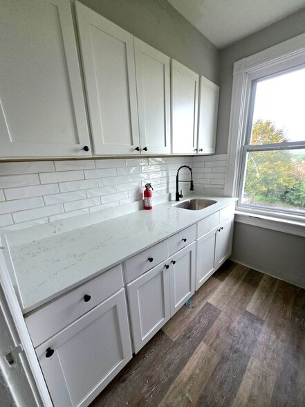 Building Photo - 457 Admiral St