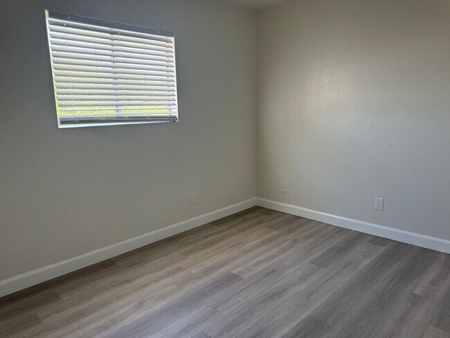 Building Photo - MOVE IN SPECIAL FIRST MONTH $1 2BD/1.5BA Two-Story Condo – Bullhead City | $1,150/Month