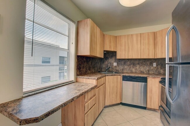 Building Photo - 127 Burgundy B
