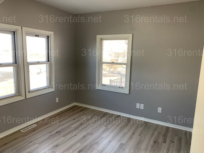 Primary Photo - $1,300 - 3 bedroom 2 bath - Beautiful home...