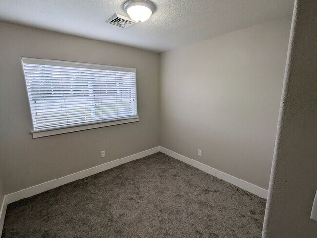 Building Photo - BIGFIR1069-1071