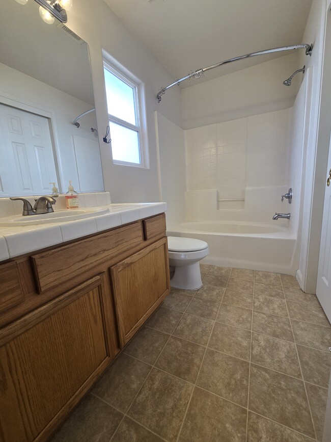 Building Photo - 1404 Pin Oak Dr
